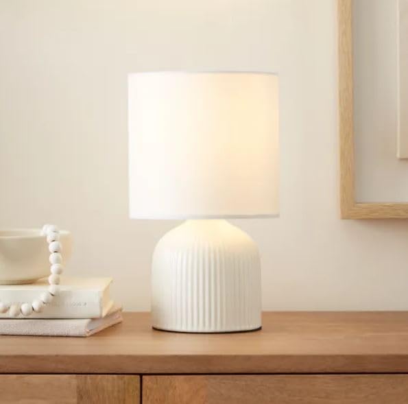 RA-HOMESTORE Small Ribbed Ceramic Table Lamp, Bedside Table Lamp with Ceramic Base and Fabric Shade (White)