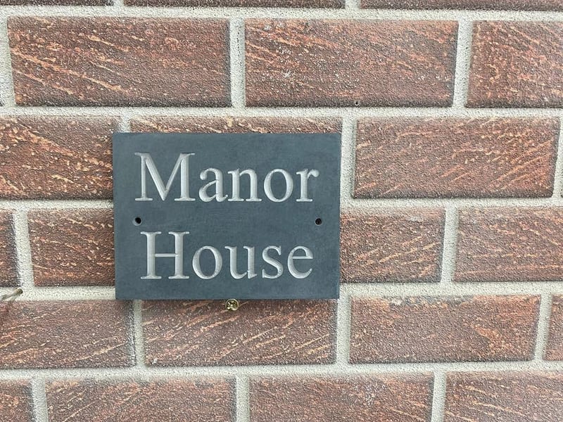 Custom Slate House Sign 20x15cm – Personalized Hand-Engraved Name & Number Plaque, Durable Outdoor Use, Not Lasered